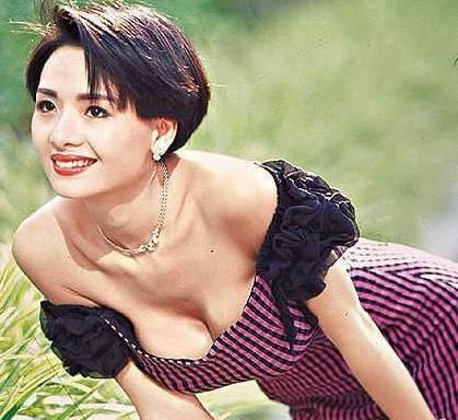 巨乳艳星丽莎安娜_豪乳艳星比基尼秀巨乳丰臀_美国艳星巨乳